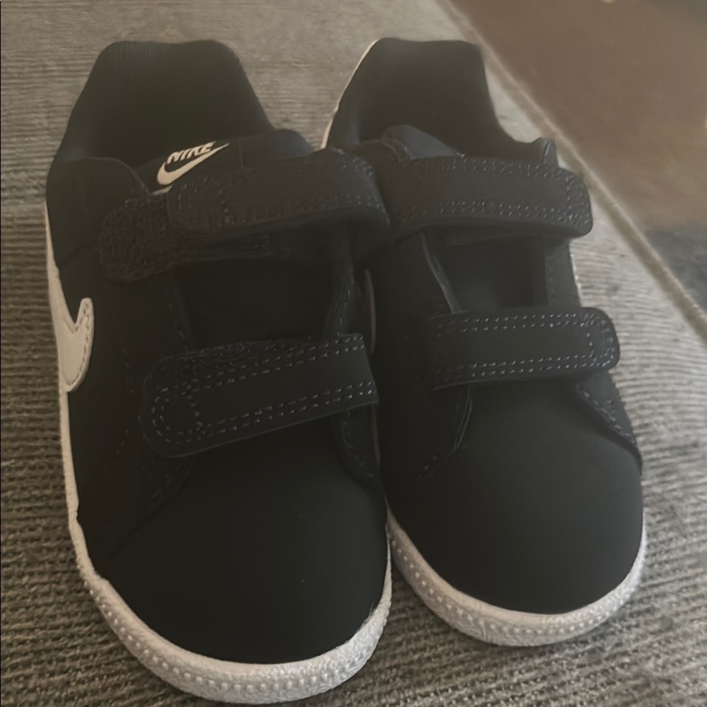 Nike Black Sneakers with Velcro Straps new with out tags
